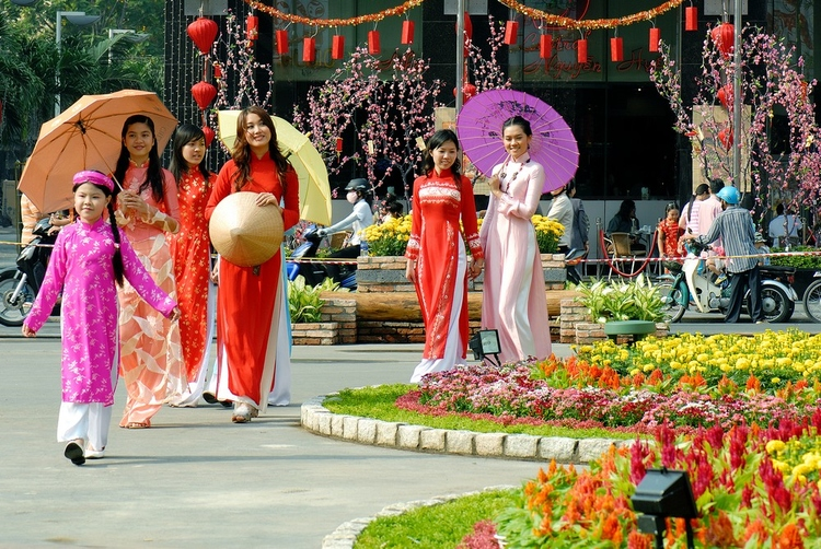 Đắm mình trong lễ hội đường hoa Nguyễn Huệ tràn ngập sắc xuân