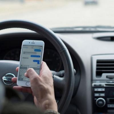Sử dụng điện thoại khi đang lái xe bị phạt bao nhiêu?