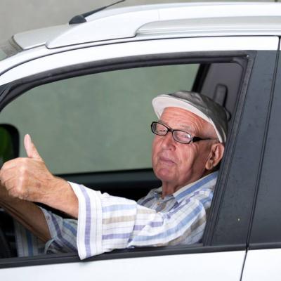 Trên 60 tuổi có được thi bằng lái ô tô hay không?