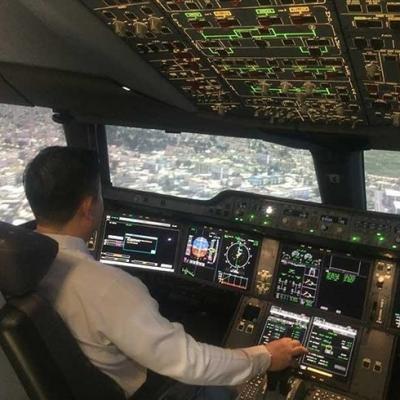Tiếp viên có thể thay phi công lái máy bay hay không ?
