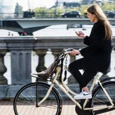 Đi xe đạp dùng điện thoại có bị phạt không?