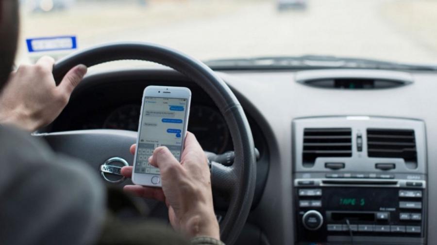 Sử dụng điện thoại khi đang lái xe bị phạt bao nhiêu?