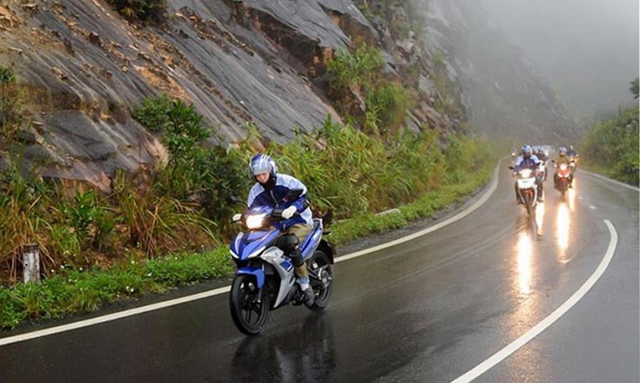 Thay nhớt cho xe máy vào mùa mưa thì cần lưu ý điều gì.