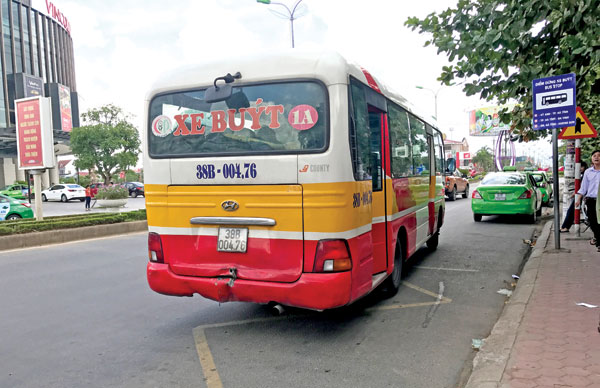 Tốc độ tối đa của xe buýt là bao nhiêu?