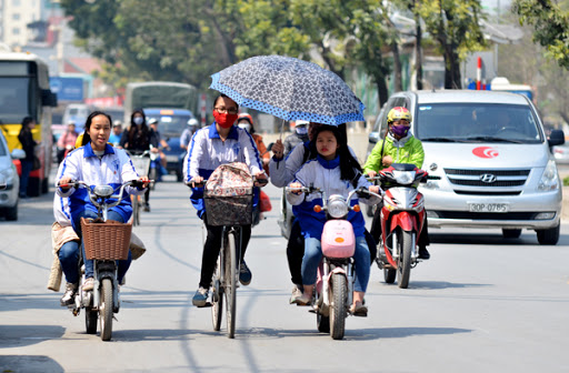 Học sinh đi xe đạp dùng ô có bị phạt hay không?