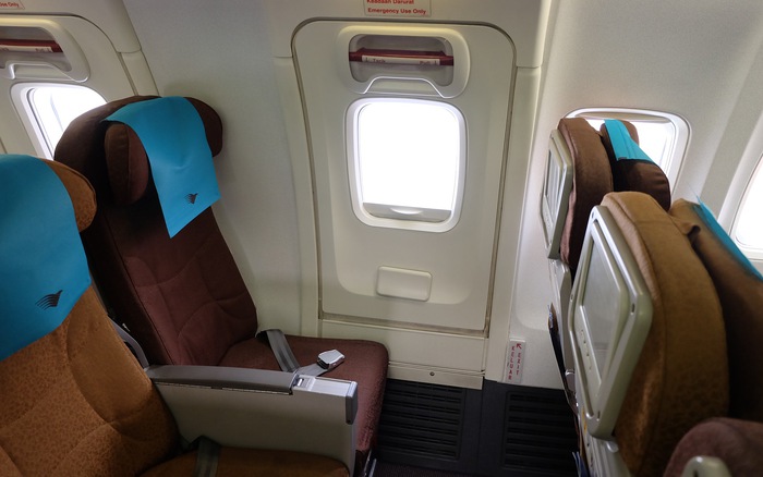 Lý do không phải ghế máy bay nào cũng có cửa sổ?