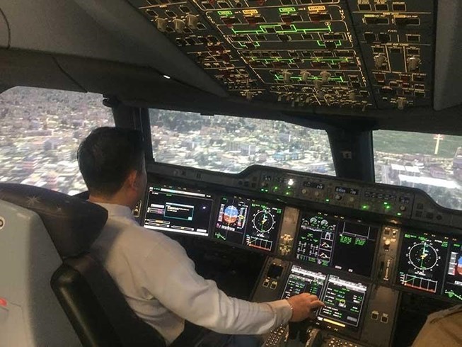 Tiếp viên có thể thay phi công lái máy bay hay không ?