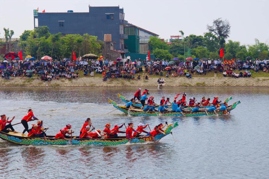Lễ hội đua thuyền truyền thống ở Việt Nam thu hút sự quan tâm của đông đảo người dân