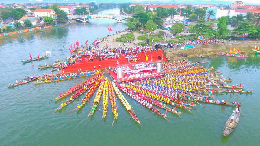 Lễ hội đua thuyền truyền thống ở Việt Nam thu hút sự quan tâm của đông đảo người dân 