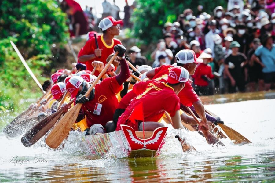 Lễ hội đua thuyền truyền thống ở Việt Nam thu hút sự quan tâm của đông đảo người dân 