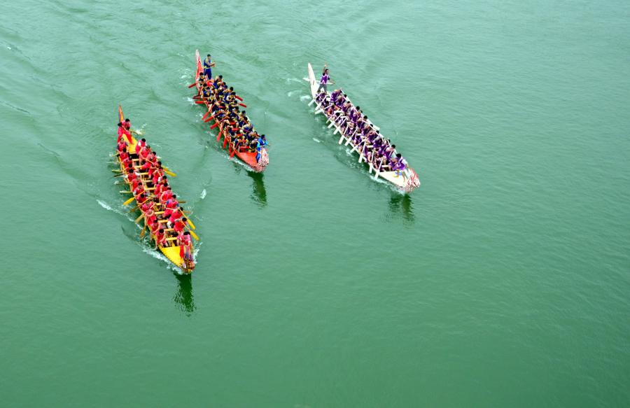 Lễ hội đua thuyền truyền thống ở Việt Nam thu hút sự quan tâm của đông đảo người dân