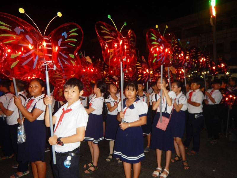 Rộn ràng lễ hội rước đèn trung thu ở Bình Thuận