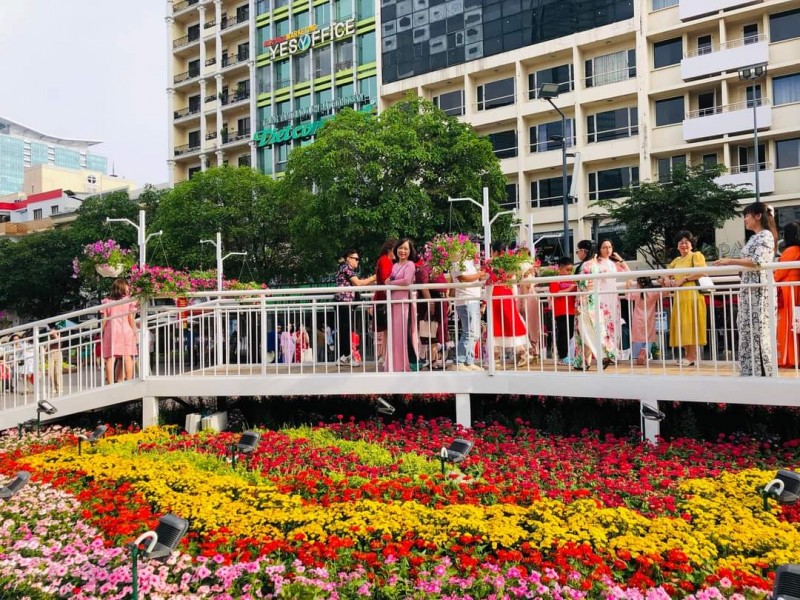 Đắm mình trong lễ hội đường hoa Nguyễn Huệ tràn ngập sắc xuân